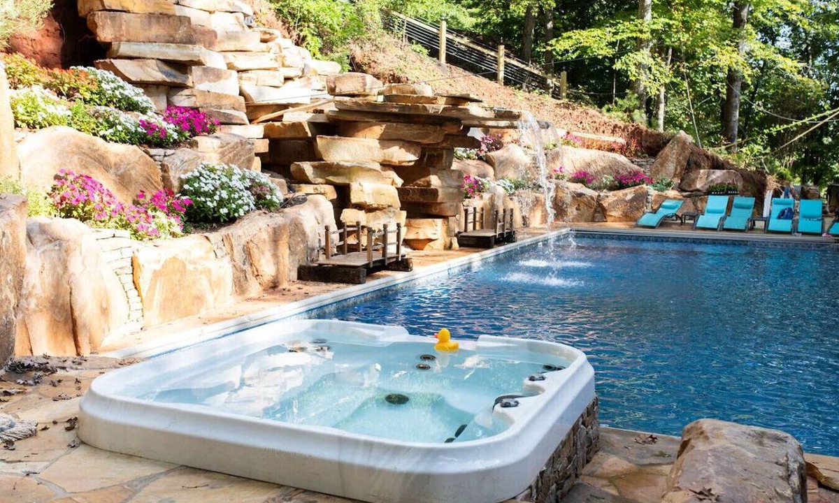 Hiawassee House | Lake Chatuge Lodge,9 bds, Boat, Pickleball court.