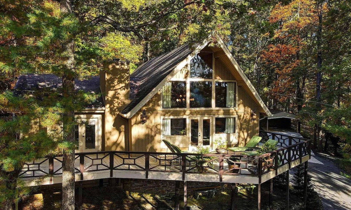 Hayesville Ski Chalet | Lake Chatuge Mountain home with beautiful lake and mountain views.