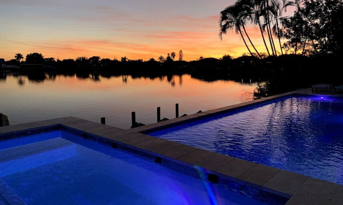 Fort Myers House | Lake Front, Free Amenities Heated Pool, Spa, Kayaks, Bikes, Fishing gear & More