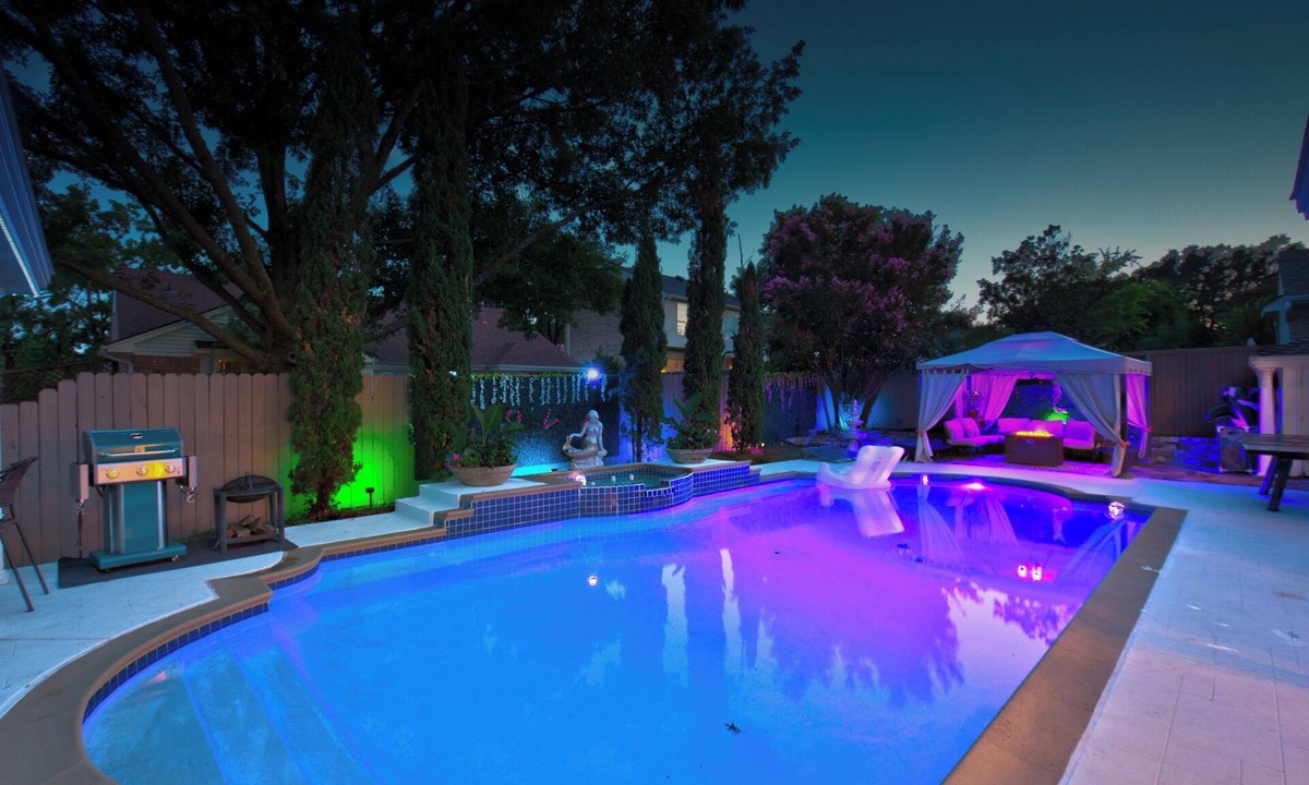 Rowlett House | Lake-View Rowlett Escape w/Fire Pit & Games!