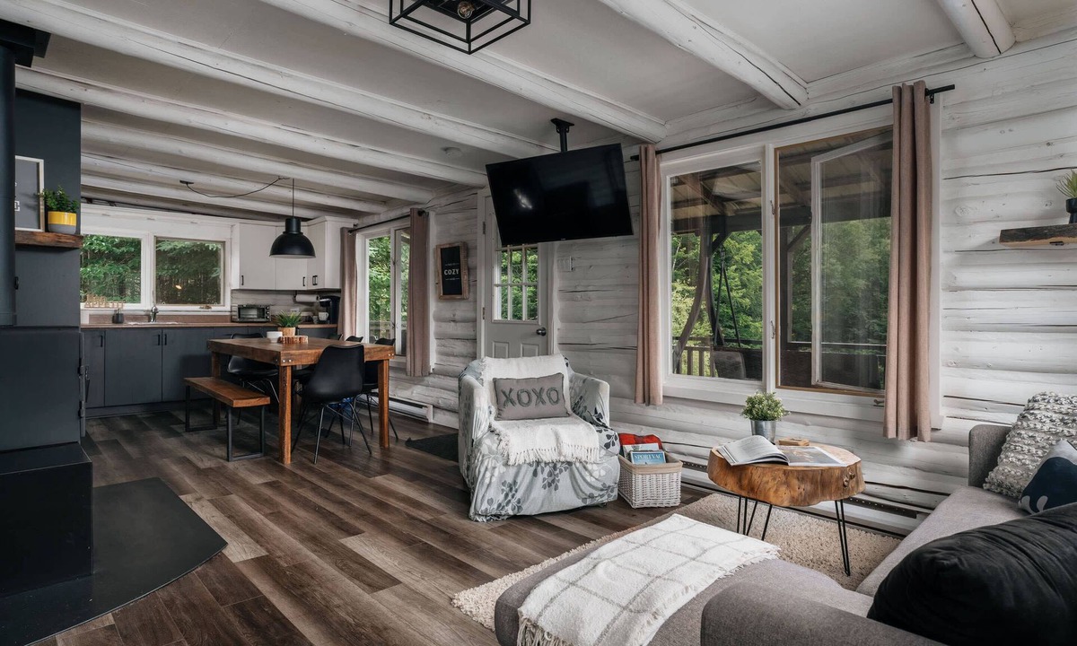 Val-des-Lacs Ski Chalet | Lakefront Chalet w/Hot Tub & Kayaks, Near Tremblant