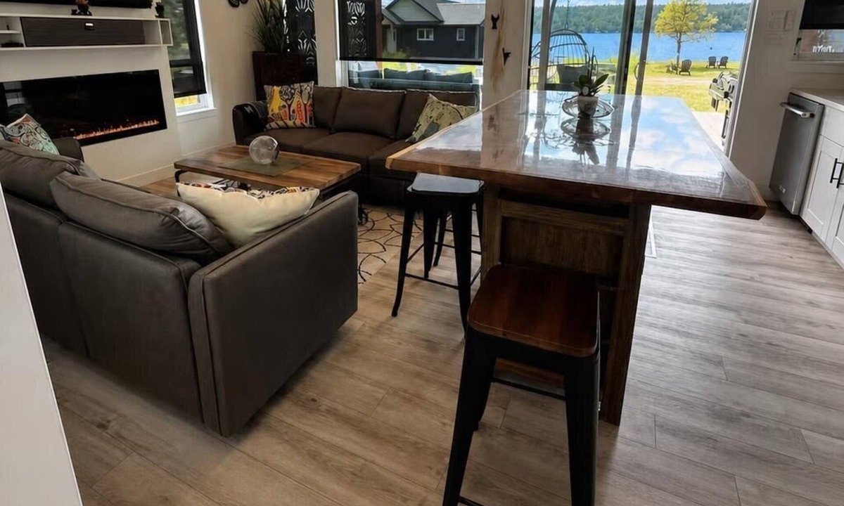 Lac La Hache Cottage | Lakefront Cottage,Hot Tub, Kayaks,Paddle Boards–ATV & Snowmobile Trails,Sleeps 6