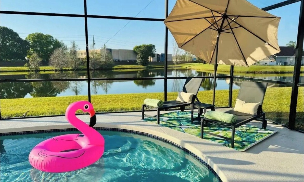 Crescent Lakes House | Lakefront Family Retreat with Private Heated Pool – Near Disney – Sleeps 8