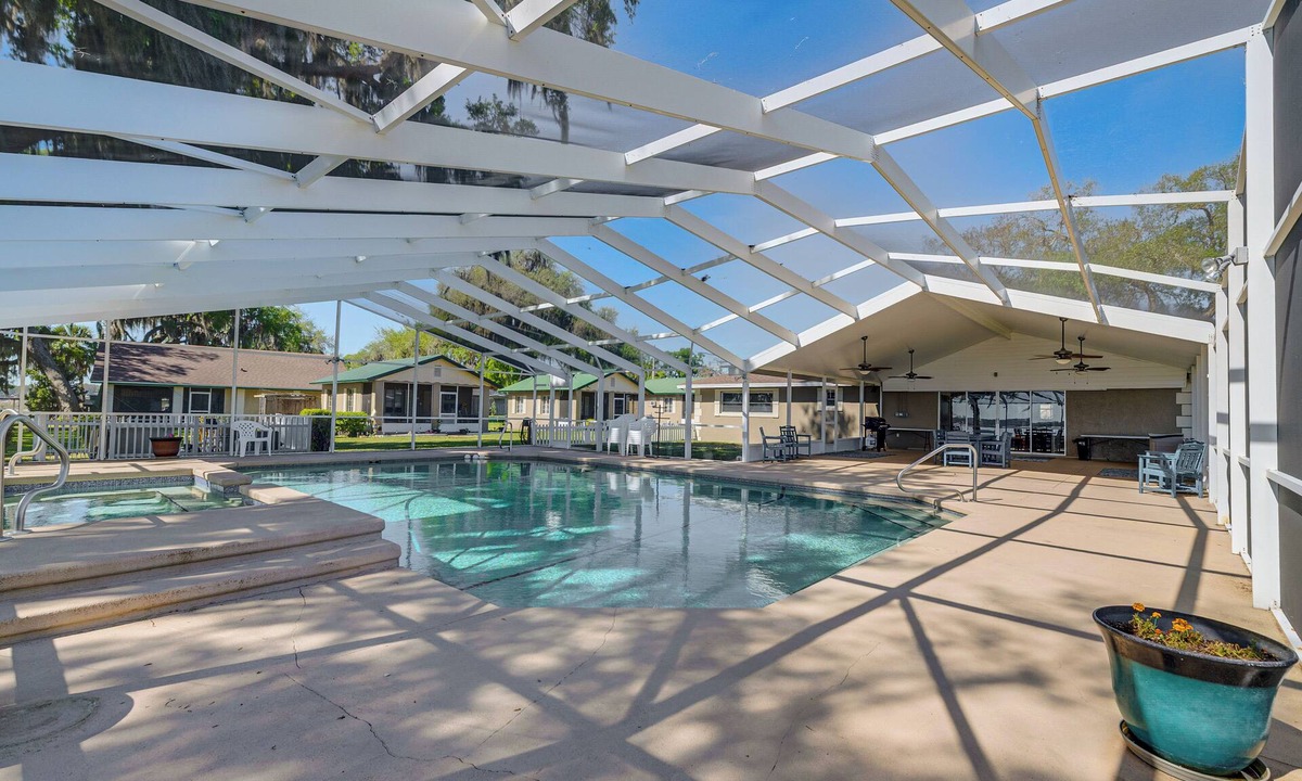 Hernando House | Lakefront & Poolside! Family Retreat in Hernando