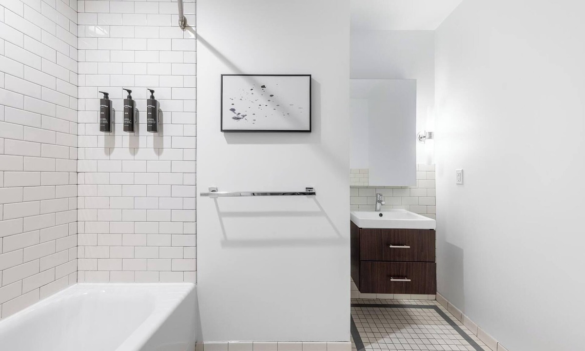 Financial District Apartment | Landing | Stylish 2BD, Gym, Game Room