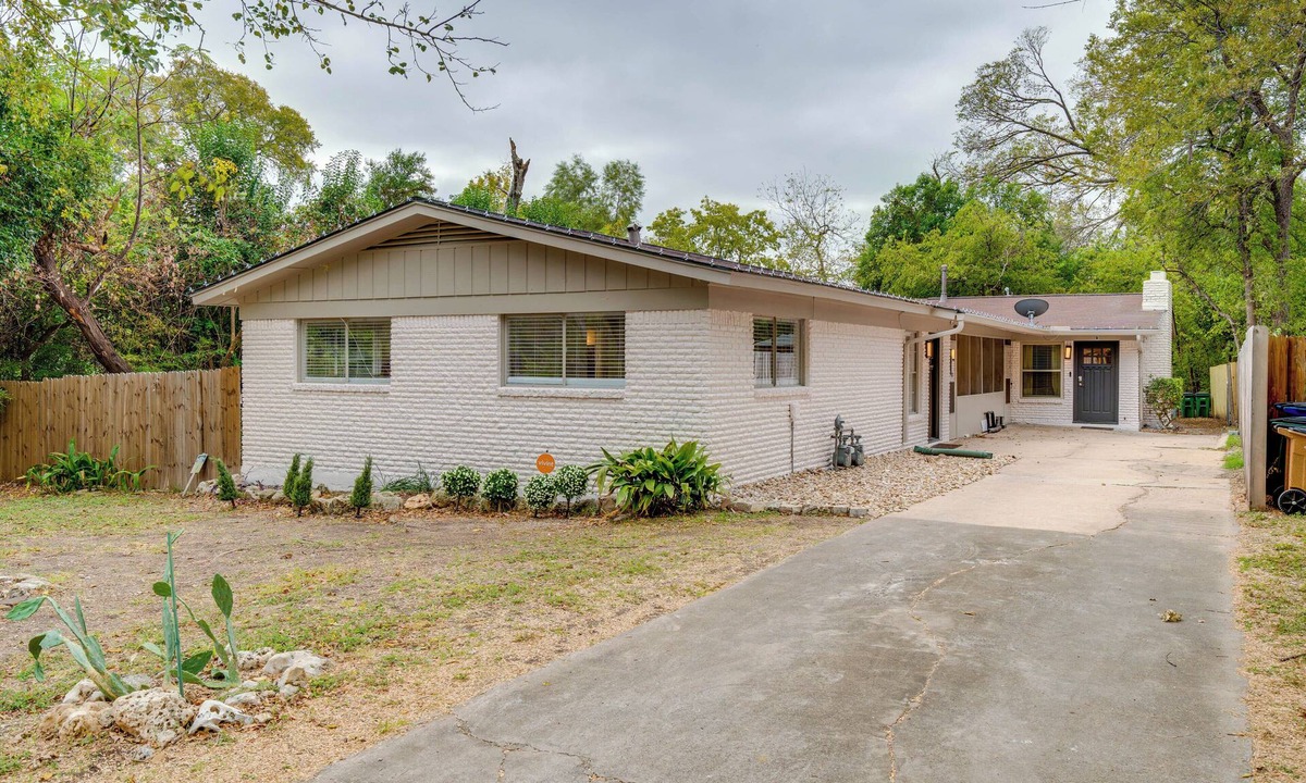 Hancock House | Large Deck, Rec Room! 2-Unit ATX Retreat By Campus
