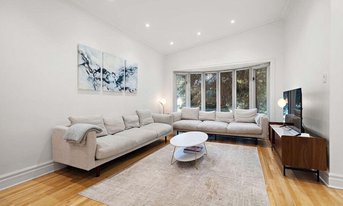 Cote-Saint-Luc House | Large House Private Terrace |Sleeps 16|3bath|