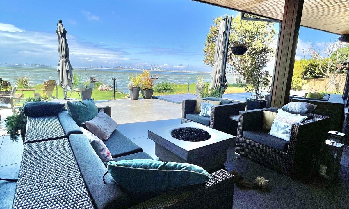 Metro Vancouver Regional District House | Large modern Luxury Oceanfront house, directly on the beach