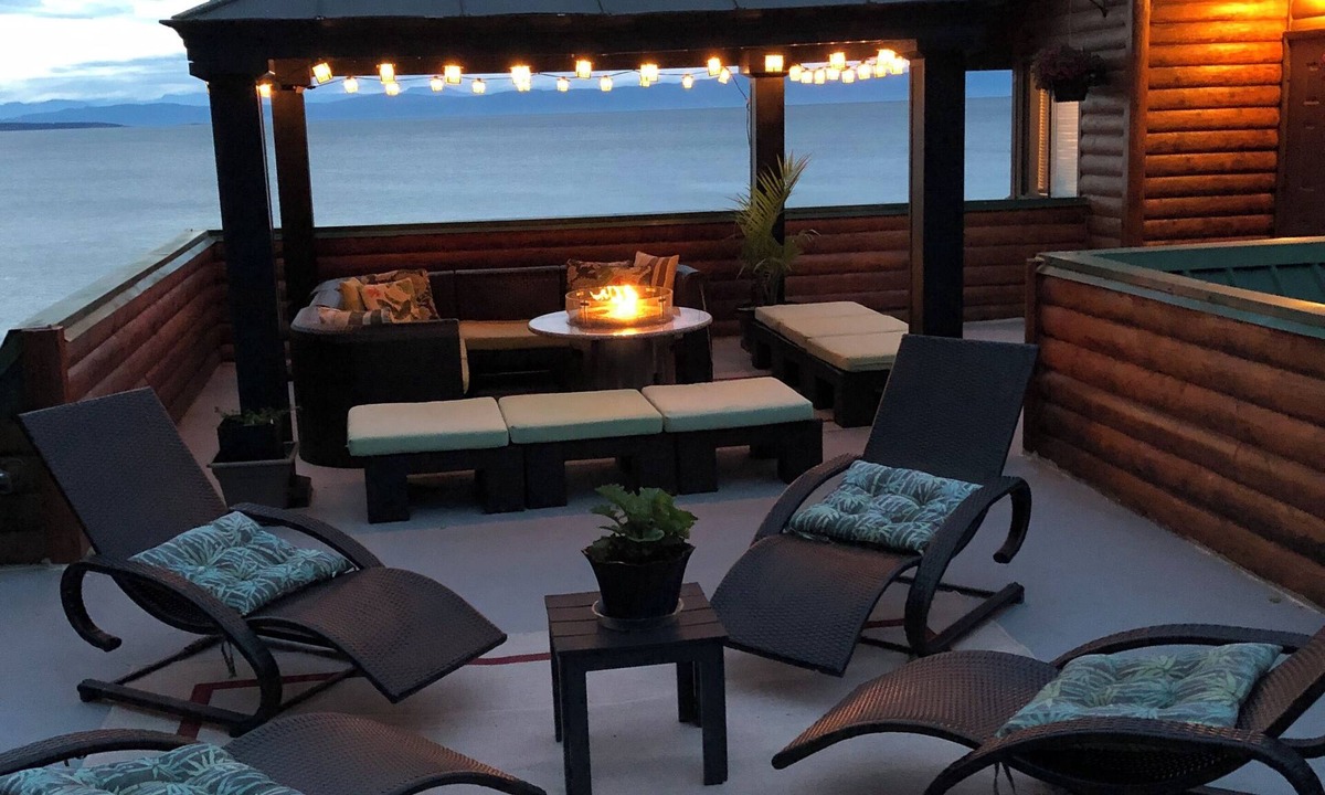 Regional District of Nanaimo House | Log Home slps 14 beachfront hot tub, kayaks,canoe, fish clams/oysters from shore