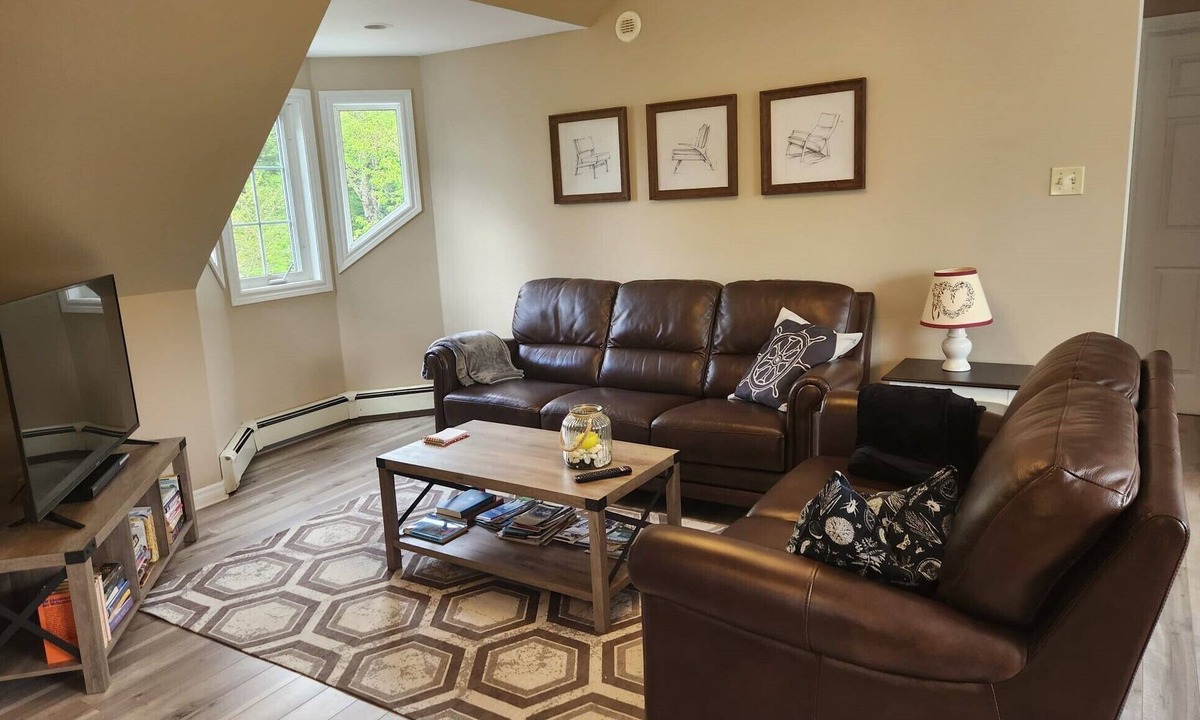 Conquerall Mills Apartment | Lovely 1 Bedroom Apartment on Fancy Lake