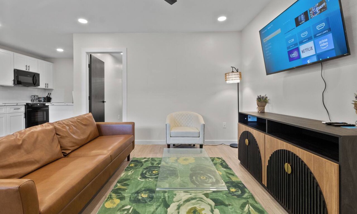 Neartown Apartment | Luxury 1BR Suite in the Heart of Montrose - Minutes from Med Ctr and Downtown