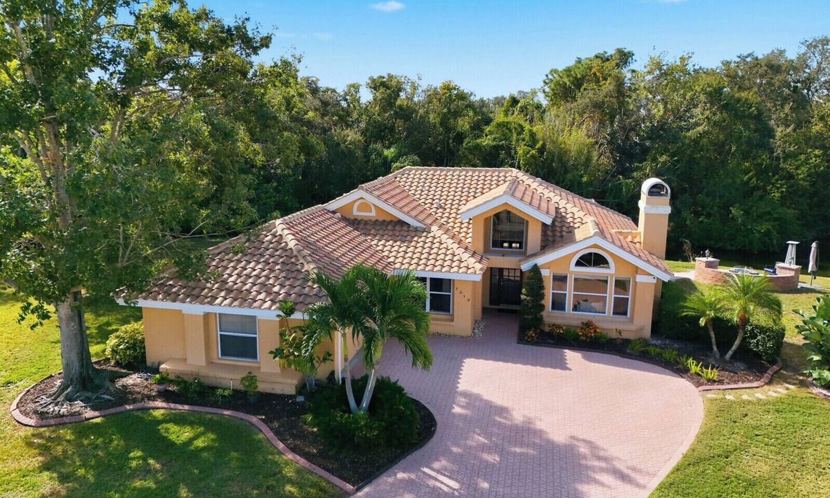 Trailer Estates House | Luxury 3-Bed Poolside Oasis w/Spa & Putting Green