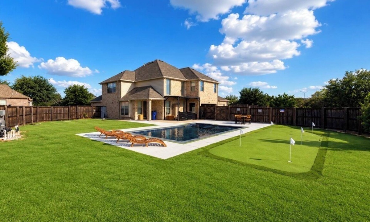 Frisco House | luxury 6br pool home - putting green - gym - sleeps 20