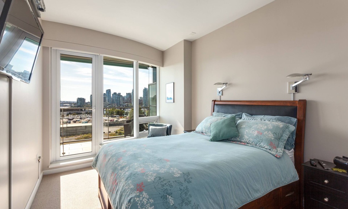 Southeast False Creek Condo | Luxury Condo With Wrap Around Balcony And Panoramic Views Of City And False Creek
