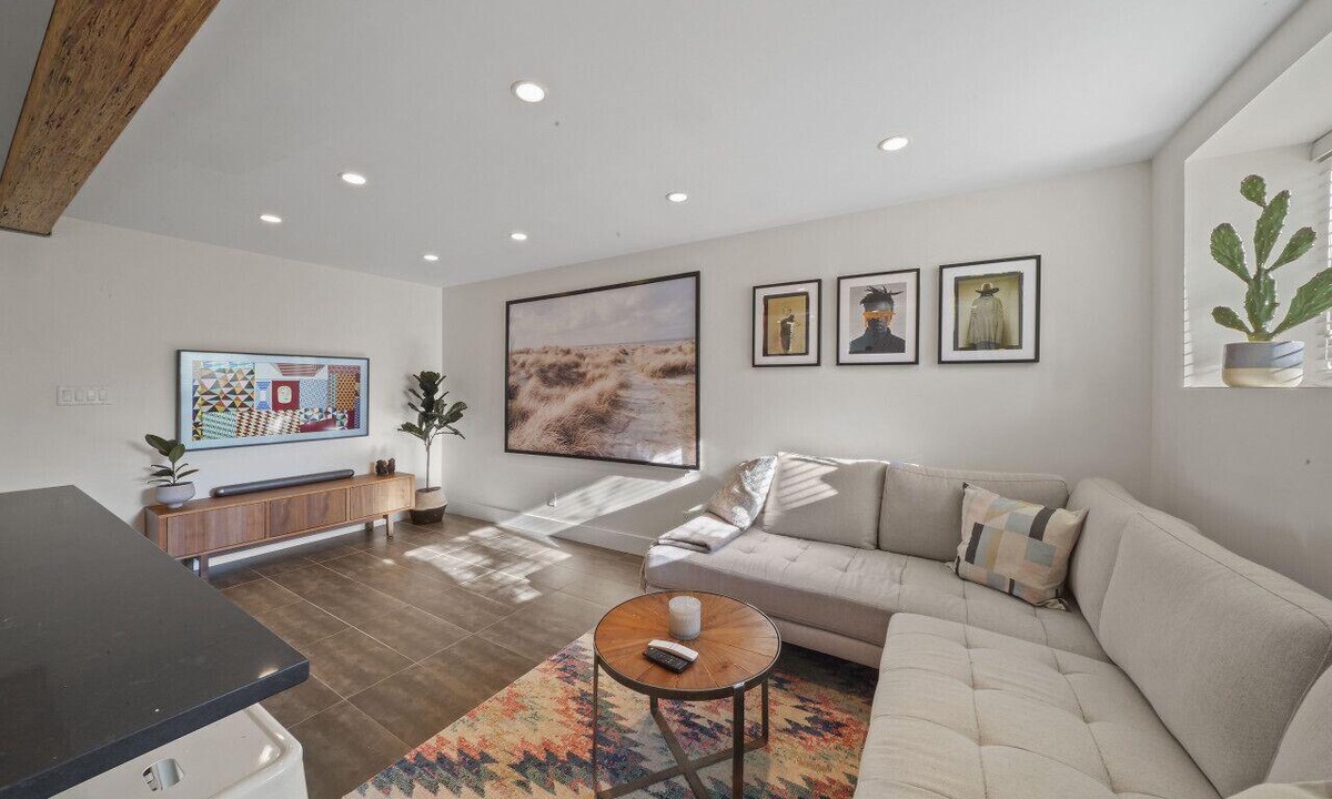 Grandview-Woodland Apartment | Luxury Modern Two Bedroom Located near Commercial Drive