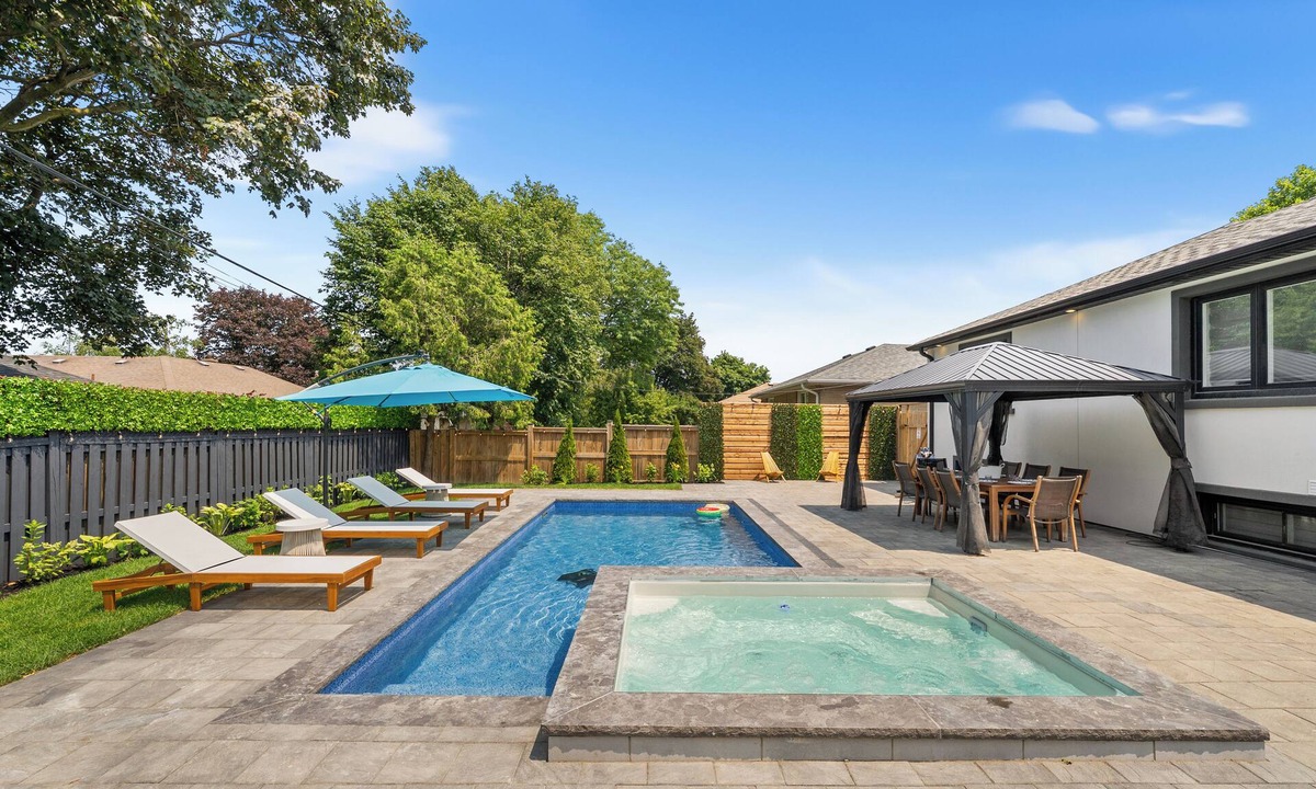 Newtonbrook House | Luxury Spa Escape with Pool & Jacuzzi [near Bathurst & Sheppard, Rogers Stadium]