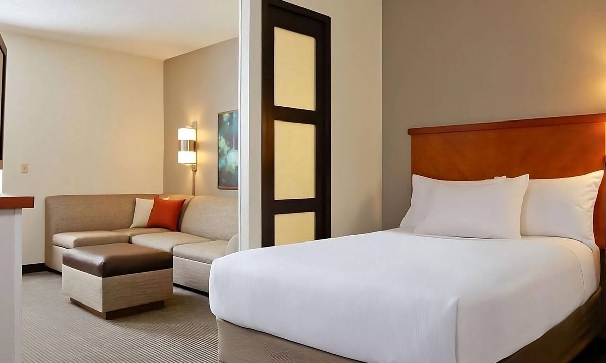 Gwinnett Place Hotel | Making Best Memories Close to Pirate’s Cove Adventure Golf w/Pool & Breakfast