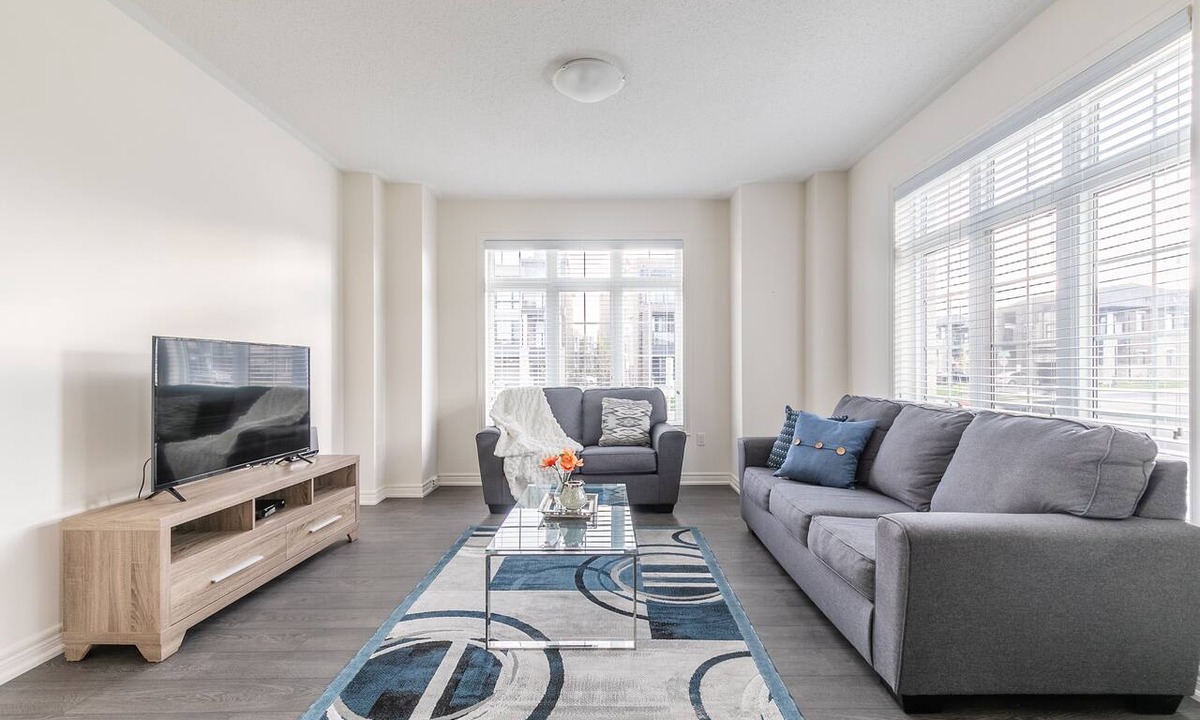 Oakville House | MODERN 3 BEDROOM HOUSE IN FAMILY FRIENDLY NEIGHBOURHOOD