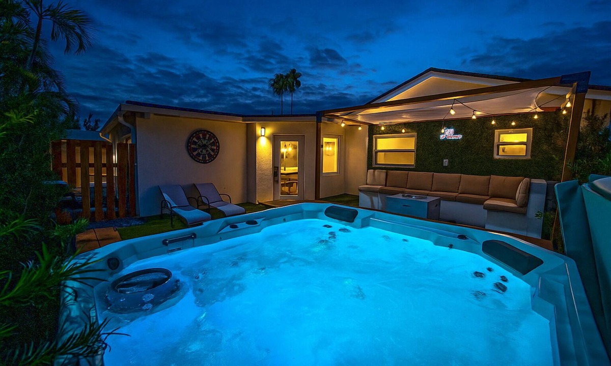Tamiami House | Modern 6BR Home Jacuzzi BBQ, Game Room & Games
