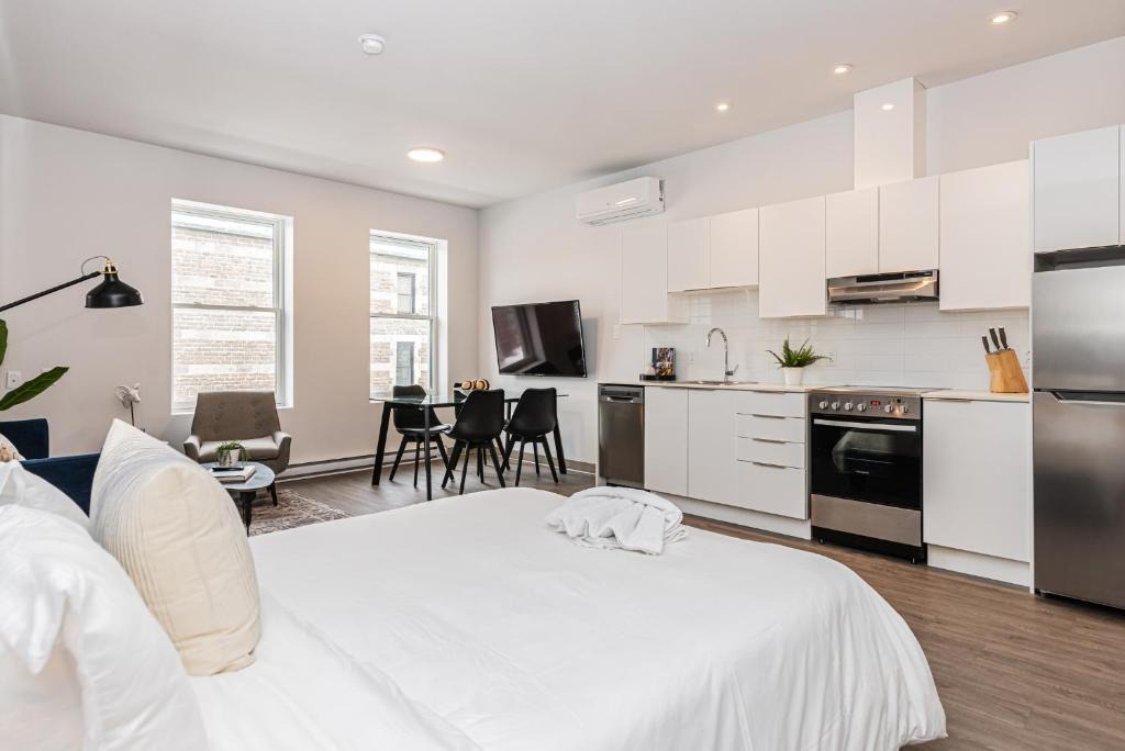 Plateau Mont Royal Apartment | Modern and New Studio in the Heart of the City by Den Stays
