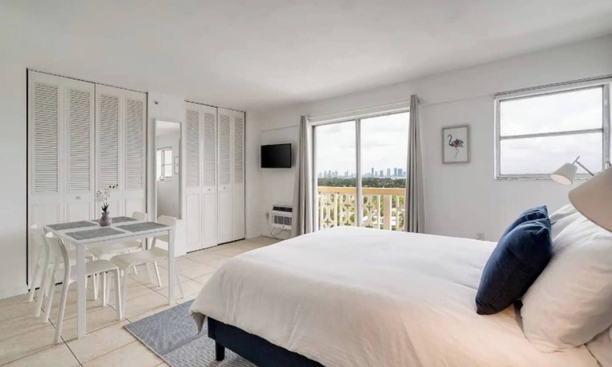 Mid Beach Apartment | Modern Apartment| City Views + Easy Beach Access