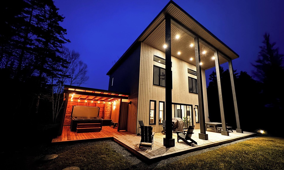 Beach Meadows House | Modern Beach House | 90-Sec Walk to Pristine Beach | Hot tub