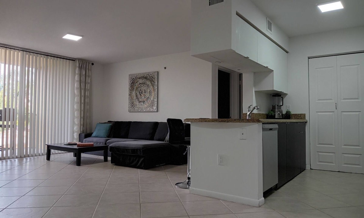 Aventura Apartment | Modern cozy feeling Next to Beach and Aventura Mall