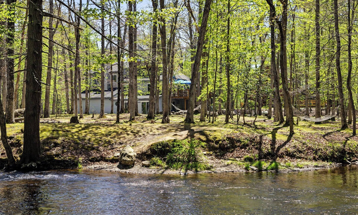 Bushkill House | Modern Creek-front House with Rooftop and Volleyball court