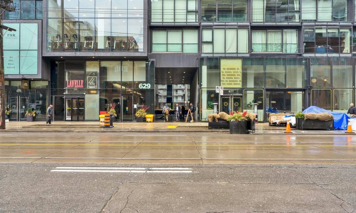 Wellington Place Condo | Modern Downtown Toronto Suite In the Heart Of King West