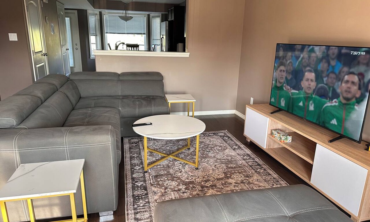 Farmington House | Modern Duplex with 3 bedroom