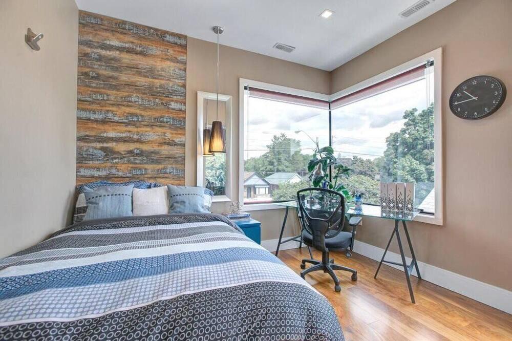 East York House | Modern, high-end home, LOTs of natural lighting - 10 Min to Downtown!