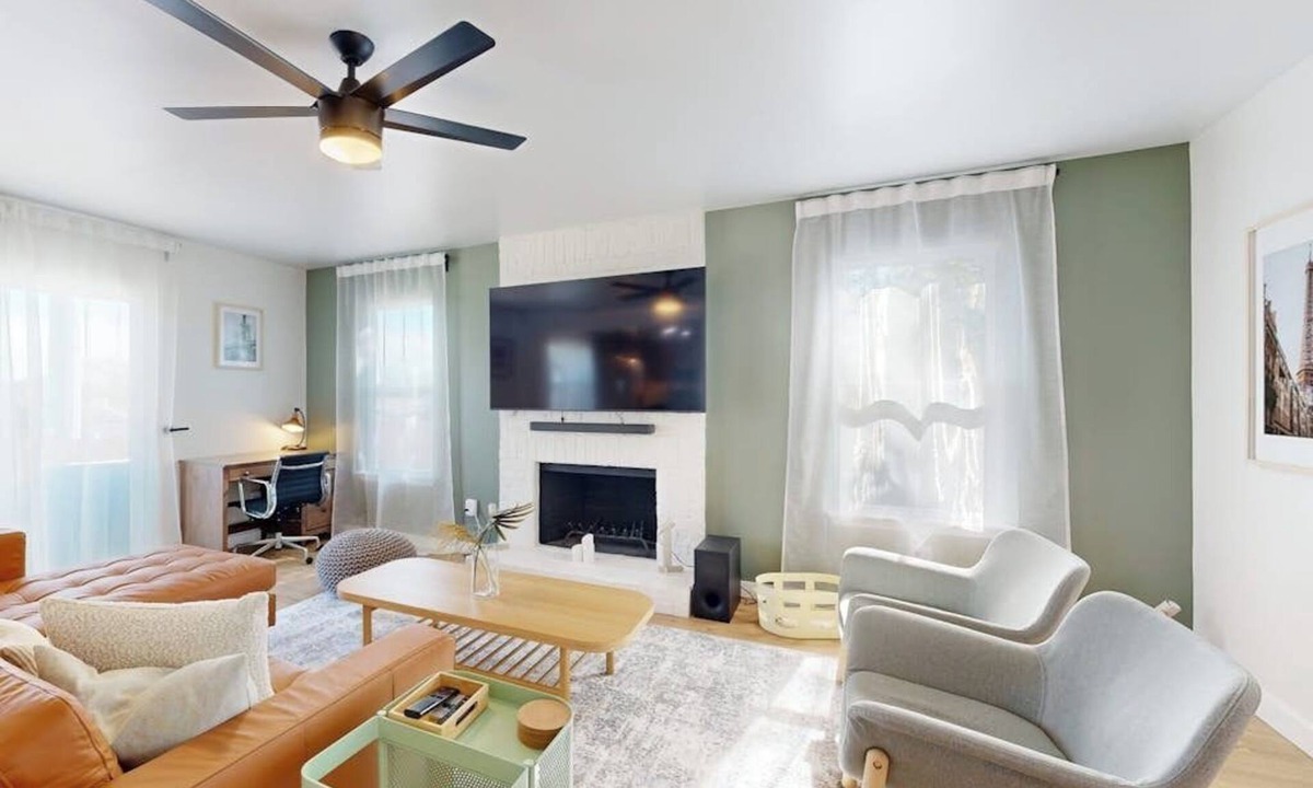 Scofield Farms House | Modern home with an enclosed backyard with wood fire pit in North Austin