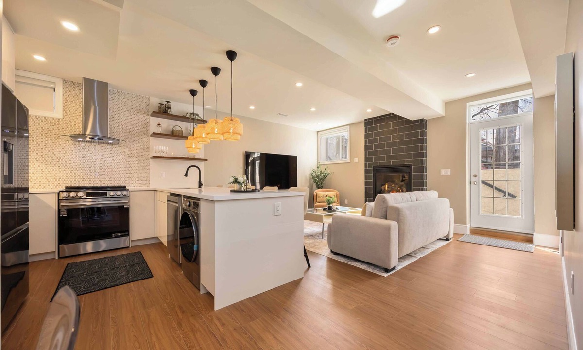 Pickering Apartment | Modern Suite, Sleeps 6, Private Entry,Free Parking, 40 min to Downtown Toronto .