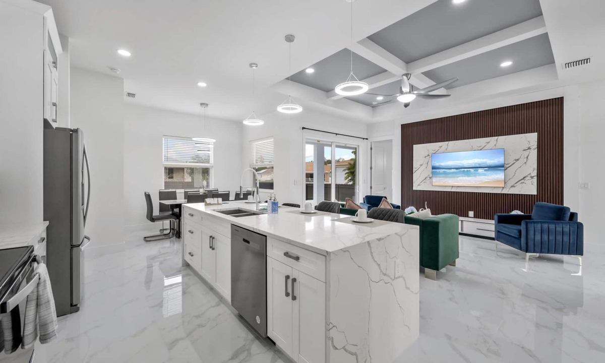 Sunshine House | Modern Vacation Home Fully Fences Near Airport