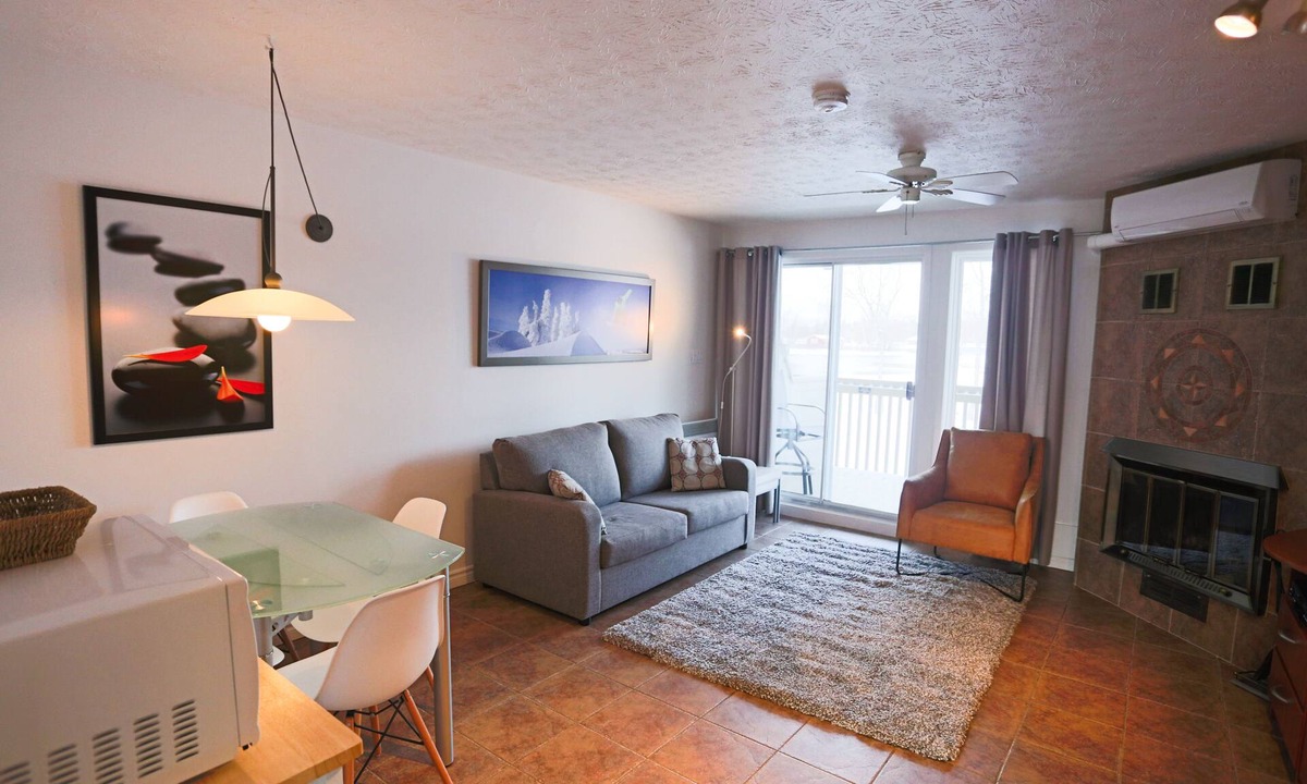 Magog Apartment | Mt-Orford ski 8.5Km. Walk to old Magog! Lake view w/pools, hot tub, sauna! Quiet