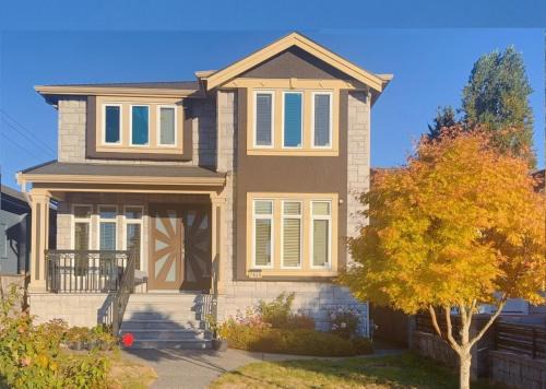 Burnaby House | Near Skytrain and QUIET Private Bedroom Ensuite BathRM, Free Wifi & Coffee, Cozy
