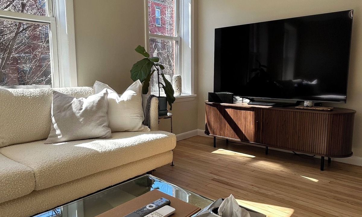 Harsimus Cove Apartment | NEW! 3-BR apartment in Historic Townhouse-14 min to Manhattan