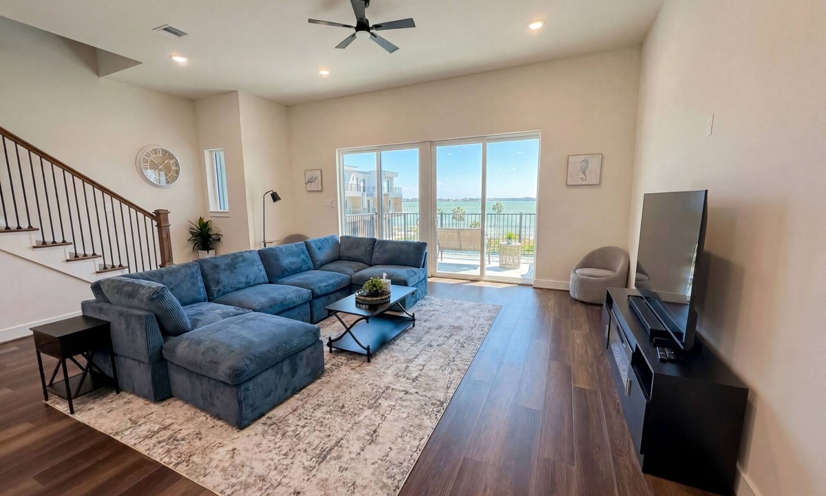 El Lago House | New Modern Lakeview Townhome - Near NASA & Kemah