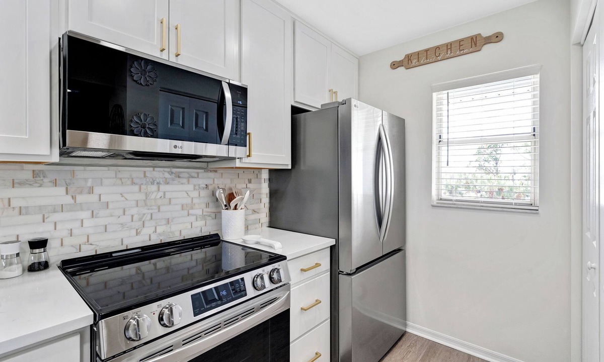 Plantation Condo | newly renovated, gorgeous 2-bedroom condo with AC, WiFi in tranquil Venice