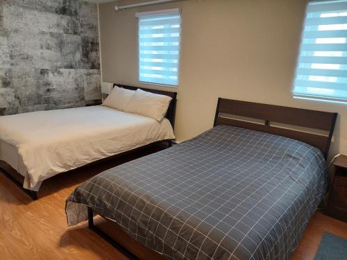 McMasterville Apartment | Nice River & Mountain View+4 Beds+Free parking