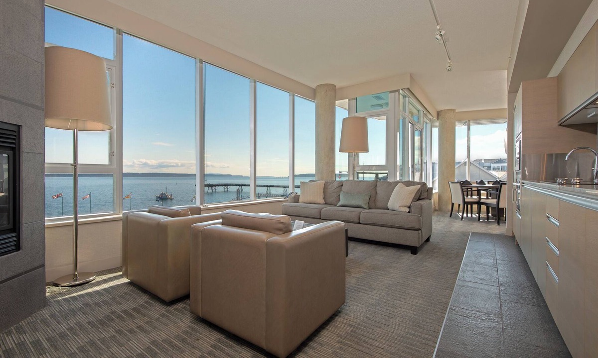 Booktown Apartment | Ocean front retreat in the heart of the quaint town of Sidney BC. Pet-friendly!