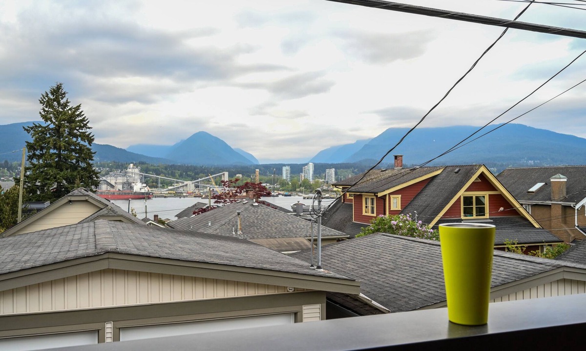 Hastings House | Ocean + Mountain Views 🌊🏔 Walk to FanFest/Ocean | Sleeps 6 | Free Parking