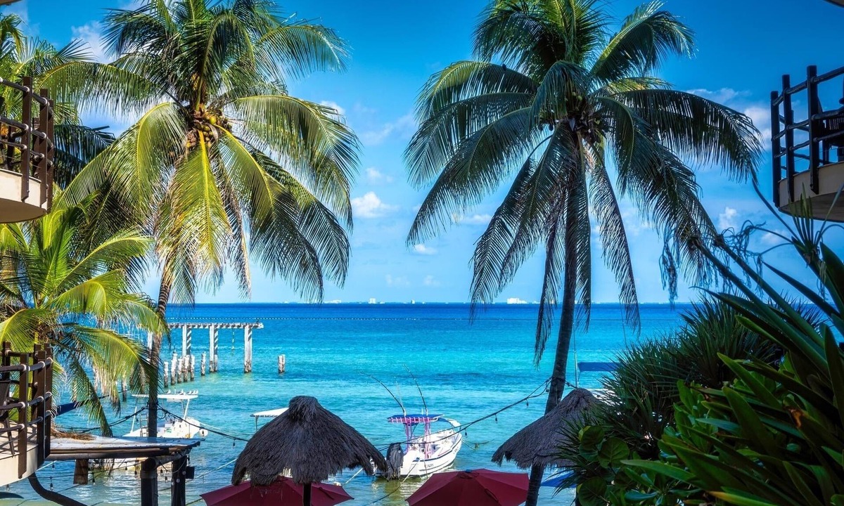 Downtown Condo | Oceanfront condo on beach w hot tub! Minutes walk to restaurants & bars! 2pools