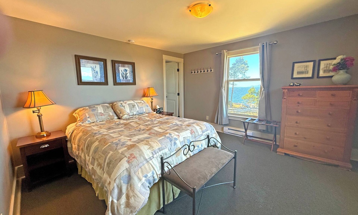 Regional District of Nanaimo Hotel | Oceanfront Suite with Relaxing Tub & Private Bath - Rm 1