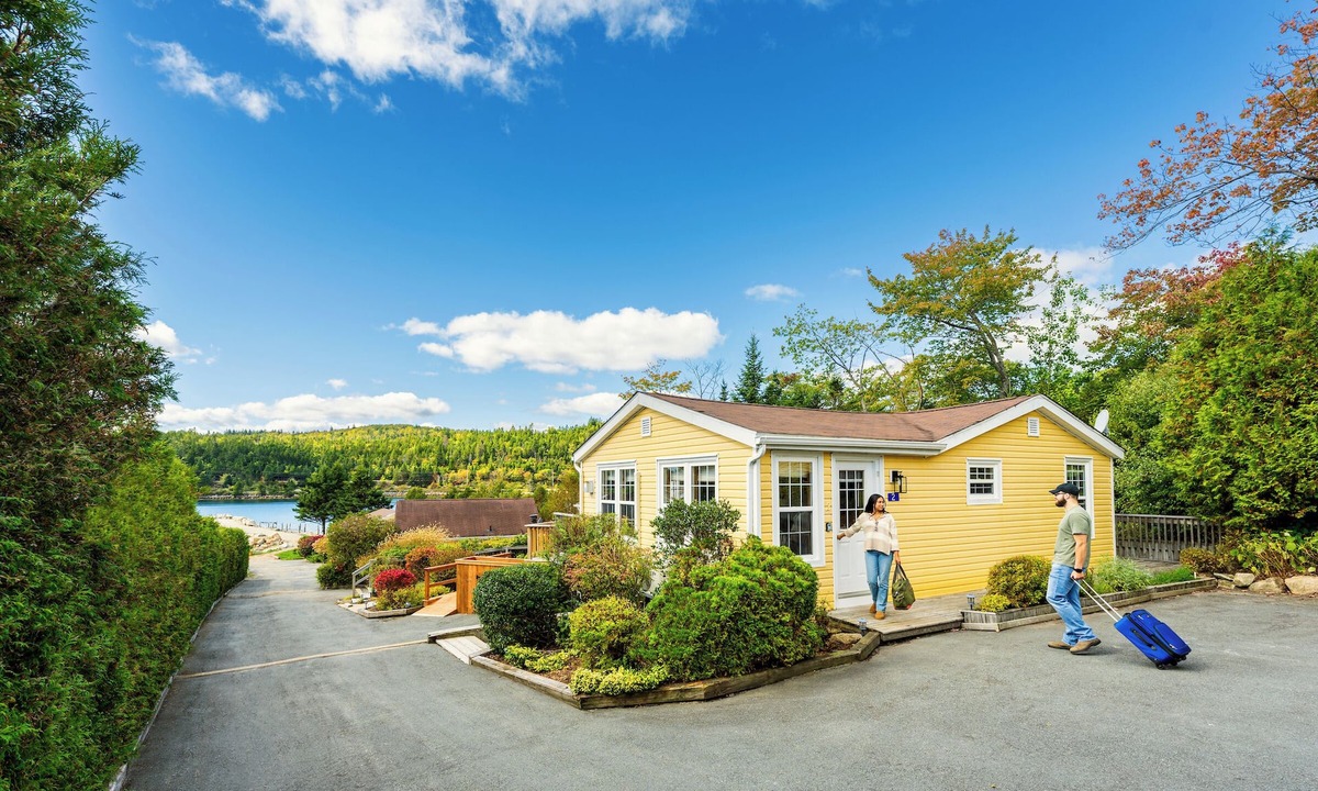 Boutiliers Point Cottage | Oceanview Cottage | Private Wood-Fired Hot Tub | Sauna | Near Halifax
