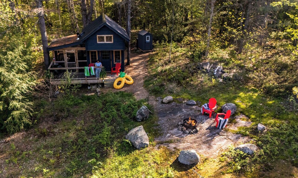 Gravenhurst Cabin | Off-Grid Getaway | Fireplace, BBQ & Patio