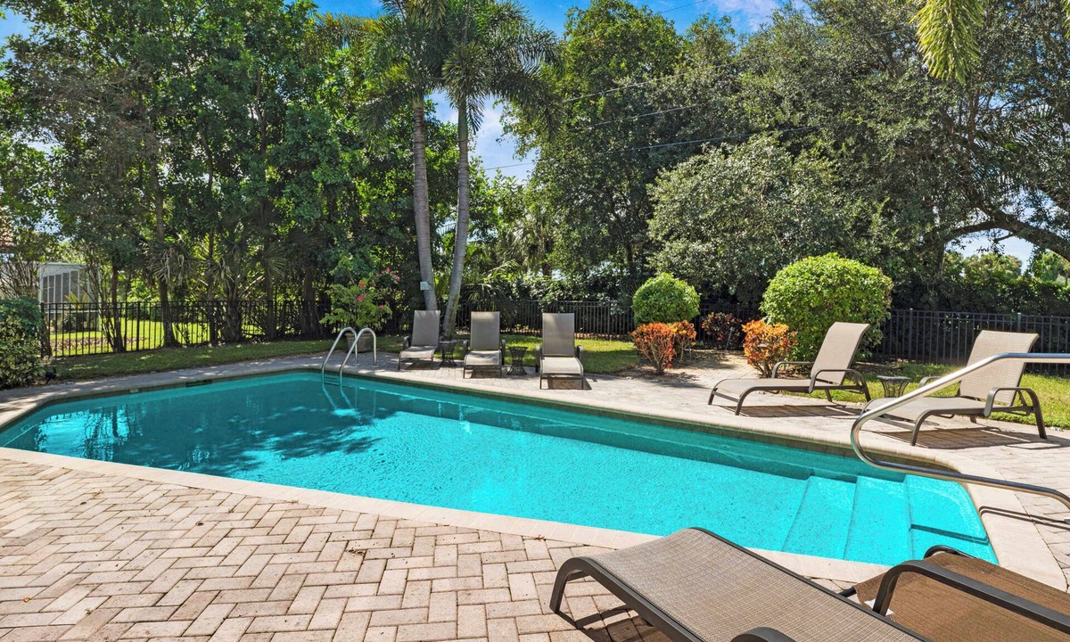 Palm River Estates House | Palm House GolfCourseViews Pool 5bd/5bth&Game Room