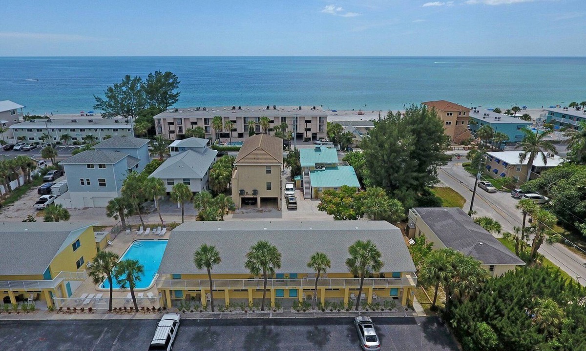 Bradenton Beach Condo | Paradise found - Sun drenched condo 85 Flip Flop Steps to the Beach