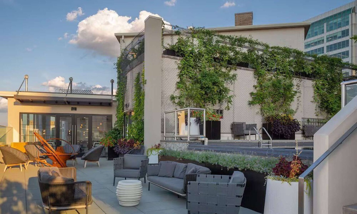 Logan Square Hotel | Parkway City Stay | Skydeck, Pool + Full Kitchen