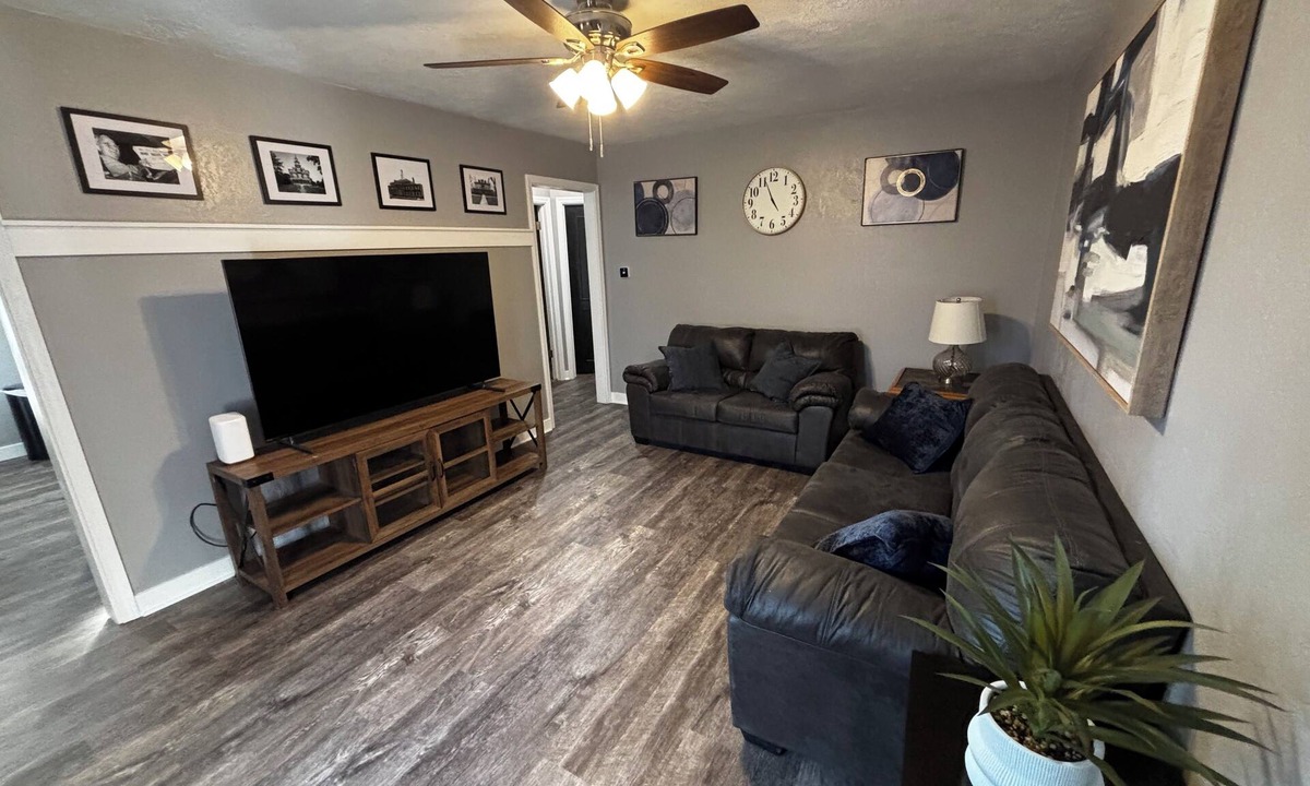 Independence House | Pet Friendly!, Beautifully remodeled 2 BR duplex for your stay